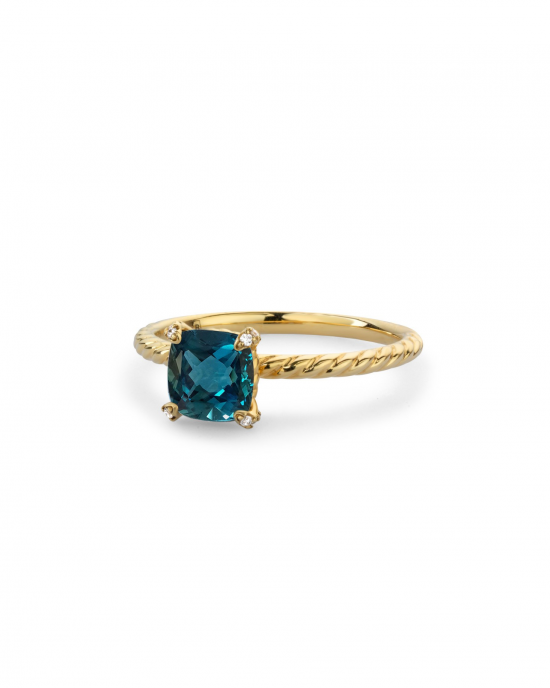 18 krt geelgouden Romance by R&C ring, model Embrace, getorste scheen verfraaid met een 4-poots chaton waarin een London Blue topaas 6 x 6 mm kussenvormig geslepen is gezet. In de 4 zetpoten zijn verfraaid met briljant geslepen diamantenin totaal 0,03