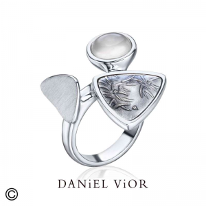 zilveren Daniel Vior fantasie ring, model Eucalipto, driehoekige vormen mat-poli, verfraaid met een cabochon geslepen grijze maansteen - 11114667