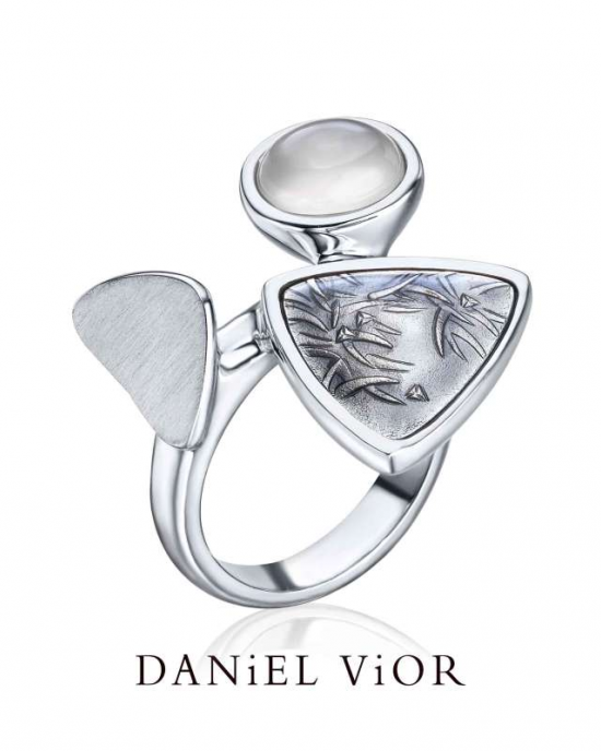 zilveren Daniel Vior fantasie ring, model Eucalipto, driehoekige vormen mat-poli, verfraaid met een cabochon geslepen grijze maansteen - 11114667