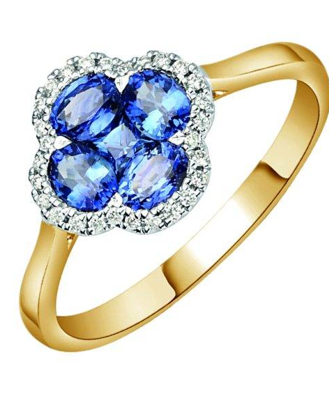 14 krt geelgouden fantasie ring klaver model, met vijf ovaal gefacetteerd geslepen blauw saffieren in klaver vorm met een entourage van 24 briljant geslepen diamanten met een gezamenlijk gewicht van 0.15 crt H/SI. De middelste saffier heeft een gewicht va