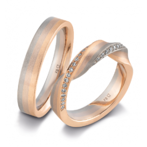 14 krt geel, wit en rosegouden Saint Maurice fantasie partnerring, mat en poli, strakke band van 4,5 mm die naar de bovenzijde wokkelvormig wordt en de ring is vanaf het midden aan de zijkanten tot en met de wokkelvorm verfraaid met briljant geslepen diam