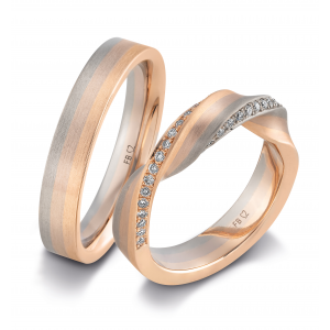 14 krt geel, wit en rosegouden Saint Maurice fantasie partnerring, mat en poli, strakke band van 4,5 mm die naar de bovenzijde wokkelvormig wordt en de ring is vanaf het midden aan de zijkanten tot en met de wokkelvorm verfraaid met briljant geslepen diam