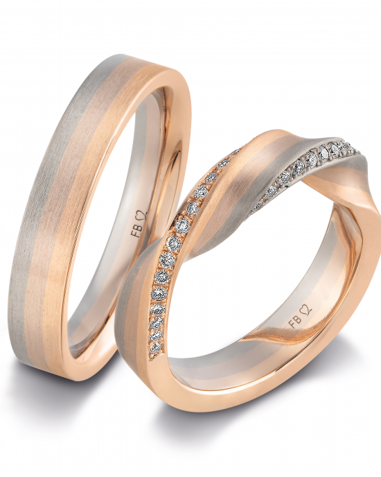 14 krt geel, wit en rosegouden Saint Maurice fantasie partnerring, mat en poli, strakke band van 4,5 mm die naar de bovenzijde wokkelvormig wordt en de ring is vanaf het midden aan de zijkanten tot en met de wokkelvorm verfraaid met briljant geslepen diam