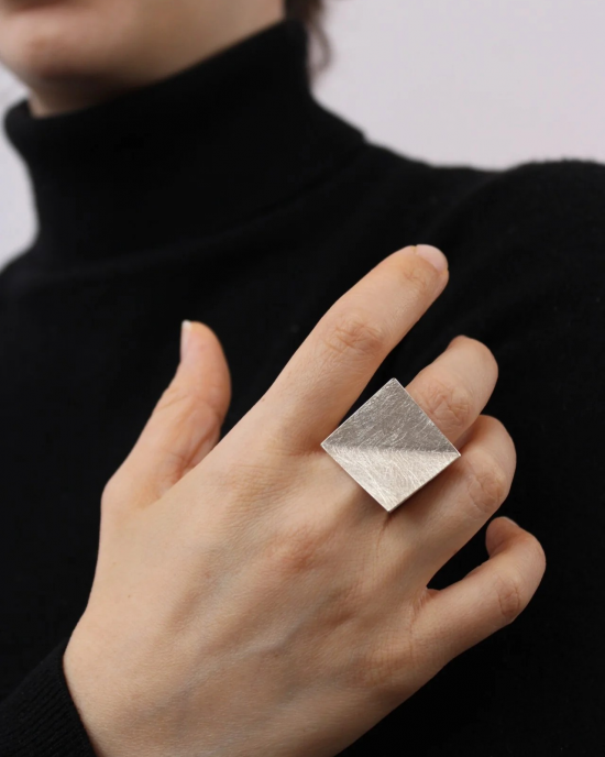 Yoko Takai design; Manta, handgemaakte zilveren ring. Ijsmat - 11115561