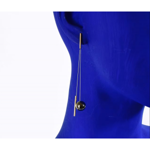 Yoko Takirai handgemaakt oorsieraden, Linea Sfera  zilver met strakke rechte edelstalen verbindingen en tevens verfraaid met ronde hematietkleurige bollen - 11115569