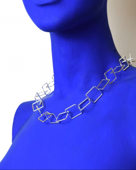 Yoko Takirai, handgemaakte halssieraad, model Square, zilveren schakelcollier bestaande uit 4-kante vormen, de vormen bestaan uit 4-kante buizen welke dmv staaldraad aan elkaar verbonden zijn - 11115580