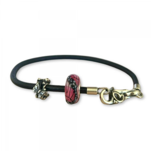 Zilveren Trollbeadsarmband compleet bestaande uit leren ar,band, hart sluiting,zilveren vlinder kraal en glazen vlinderkraal blauw. Speciale set - 11115753