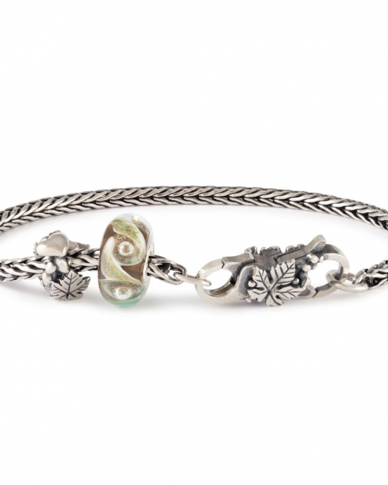 De ƒ?~Kastanje hartƒ?T armband is het perfecte startpunt van een stijlvol herfstsieraad. De armband bevat een wervelende glaskraal, met kastanje bladeren versierde sluiting en een zilveren kraal met blaadjes én een liefdevol hartje als detail. - 11116021