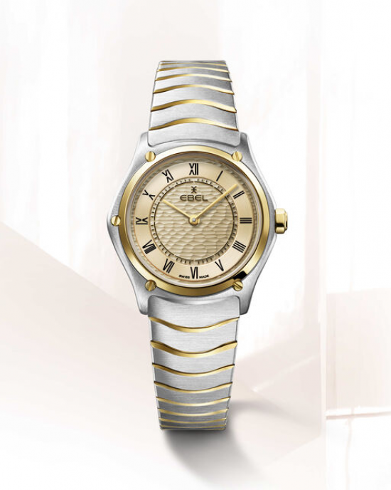 Ebel Sport Classic 29 mm , de kast is een combinatie van staal + 18 krt geelgoud en de band een combinatie van staal en geel PVD, wijzerplaat champagnekleurig en romeinse cijferweergave, kast voorzien van saffierglas, band voorzien van een vouwsluiting, r