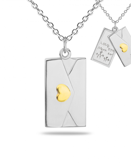 Zilveren collier (40-45cm) met enveloppe hanger. Met geelgouden hartje aan de buitenzijde. Aan de binnenzijde is een gravure te plaatsen. Cijfers en letters kunnen we in huis graveren ( 1 regel is gratis ) Ref. nr : 474sy - 11116129