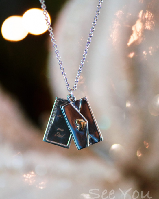 Zilveren collier (40-45cm) met enveloppe hanger. Met geelgouden hartje aan de buitenzijde. Aan de binnenzijde is een gravure te plaatsen. Cijfers en letters kunnen we in huis graveren ( 1 regel is gratis ) Ref. nr : 474sy - 11116129