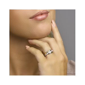 14k Bicolor geel- en witgouden ring uitgevoerd met een schitterend diamant vlak. De ring heeft een breedte van 8.5mm. gezamenlijk gewicht diamant is 0.47 crt. H-SI - 11111457
