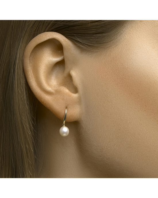 14k Geelgouden oorhangers uitgevoerd met een zoetwaterparel. De oorhangers hebben een totale hoogte van 1.8cm. De parel heeft een diameter van 6.5mm - 11115603