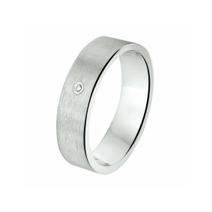Gerhodineerd zilveren matte relatiering . De ring heeft een breedte van 5mm waarin een 0,01 crt. briljant geslepen diamant in gezet is. Maat 16- - 11113027