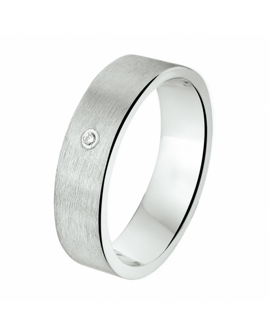 Gerhodineerd zilveren matte relatiering . De ring heeft een breedte van 5mm waarin een 0,01 crt. briljant geslepen diamant in gezet is. Maat 16- - 11113027