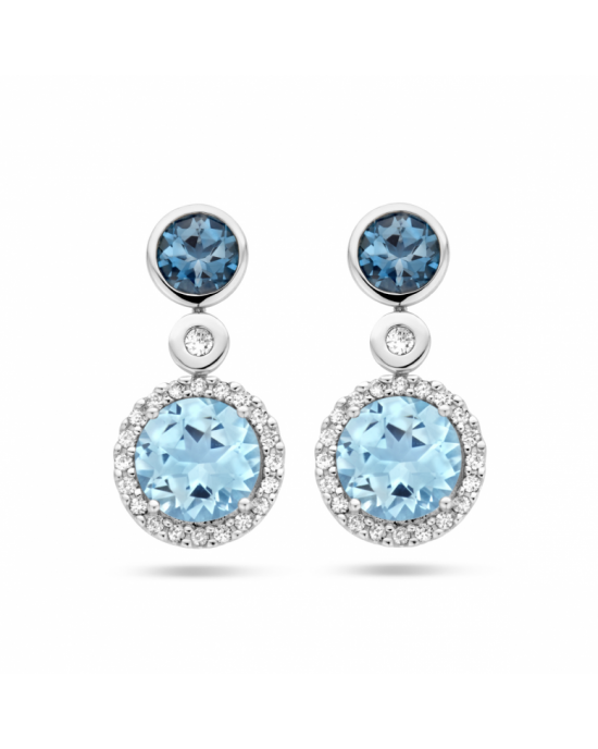 14k Witgouden oorhangers uitgevoerd met schitterende London blue topaas, sky blue topaas en diamant. De oorhangers hebben een afmeting van 17x8.5mm. De steengewichten zijn: sky blue topaas 0.36ct (2x 0.18ct) en de London blue topaas 0.12ct (2x 0.06ct). He