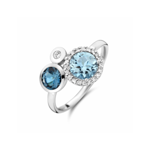 14k Witgouden ring uitgevoerd met schitterende London blue topaas, sky blue topaas en diamant. De ring heeft een breedte van 12mm. De steengewichten zijn: sky blauw topaas 0.18ct en de London blue topaas 0.11ct. Het diamantgewicht van de halo met briljant