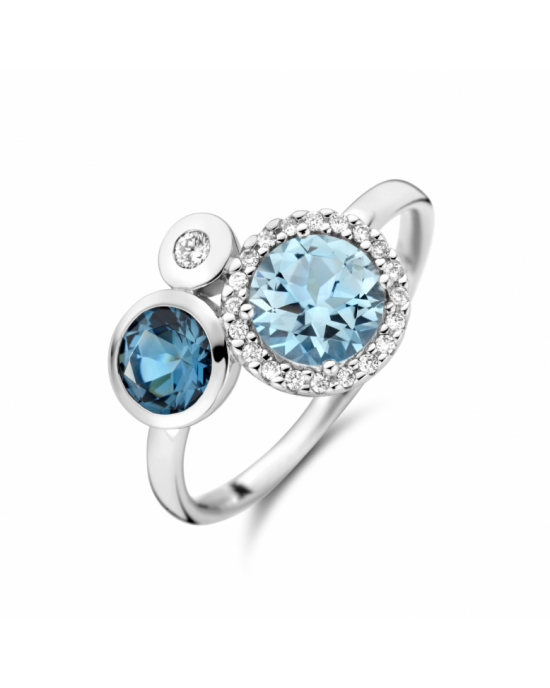 14k Witgouden ring uitgevoerd met schitterende London blue topaas, sky blue topaas en diamant. De ring heeft een breedte van 12mm. De steengewichten zijn: sky blauw topaas 0.18ct en de London blue topaas 0.11ct. Het diamantgewicht van de halo met briljant