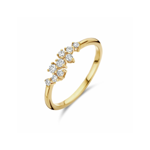14k Geelgouden ring uitgevoerd met verspringende brilajnt geslepen diamanten in 4- poots chatons gezet.. De ring heeft een breedte van 4.5mm. Het diamantgewicht is 0.21ct. Kleur H, Zuiverheid SI1 - 11114040